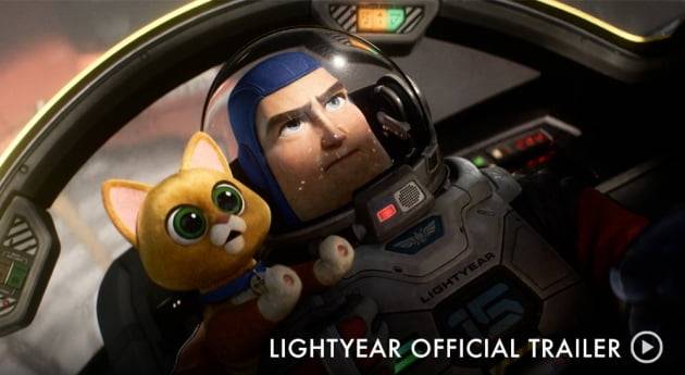 여성 동성애자 장면이 논란 끝에 삽입된 것으로 알려진 디즈니의 애니메이션 '라이트이어'/픽사홈페이지 캡처