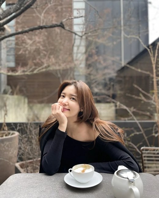 Si-a Jin posted a picture and a photo on his 22nd instagram saying, It was a good day to have a warm cappuccino and a little chilly weather.The photo shows Si-a Jing having a relaxing time drinking coffee at a cafe.Si-a Jin shows off her unwavering neat beauty, which brings her admiration.Meanwhile, Si-a Jing married Actor Do-bin Baek in 2009 and has one male and one female.