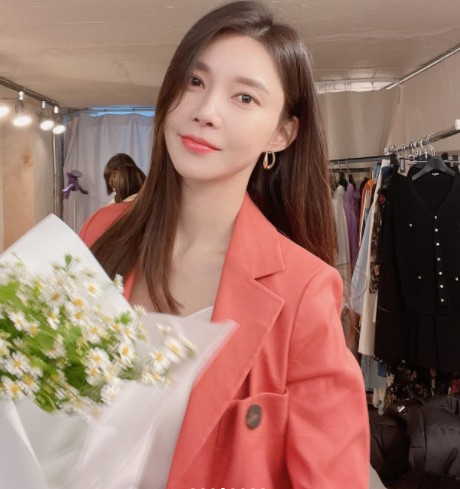 Actor Cha Ye-ryun draws attention with the goddess Beautiful look that stands out during the ten days.Cha Ye-ryun posted several photos on his 22nd day with his article Taking Today through his instagram.Cha Ye-ryun, who poses with a brightly colored jacket and a bouquet of flowers, admires the beautiful look and innocent look of flowers.Fans responded that they were too pretty, Goddess Kanglim is so beautiful, and you are atmosphere, beautiful and cool.Meanwhile, Cha Ye-ryun married actor Ju Sang Wook in 2017, and has one daughter in the bottom.