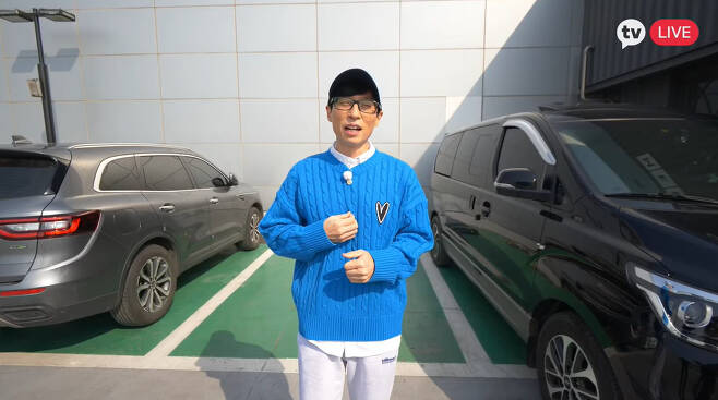 Yoo Jae-Suk told the stylist chief that he was all over it.On the 22nd, KakaoTV original play oil, Yoo Jae-Suk met with viewers through live broadcasts.On this day, Yoo Jae-Suk started communicating with viewers at the same time as broadcasting started.Yoo Jae-Suk commented, Im okay today in costume, saying, I had a little quarrel with the stylist chief as I drove today.I said that Man to Man is good, and the chief said he would like to wear it like this. Yoo Jae-Suk then said, I lost after a small friction, a fight, so I wore this while saying, Oh! What would the clothes matter?Of course, he sponsored pretty clothes, but today he was like Man to Man. But I was told to do this.I was no longer bothered to argue with the chief, so I said, I knew.Many people have been with me since the first broadcast. I am grateful for the hot reaction.We may be working on a week-long response and then we may run out this week. We will control this well and we will finish the 12th time well. Noh said that PD pulled an hour and was worried that there would be fewer people who came to comment than last week. I told him not to worry.If you care too much about it, we can not do what we have to do (not do). The theme was Bug and Mission was Take your car home in 100 minutes of time. The countdown has already begun, and Yoo Jae-Suk explained the bug.Yoo Jae-Suk continued to talk, saying, 100 minutes is not so short than I thought.Then, Yoo Jae-Suk, heading to the scene, panicked: Im asking you to pull my schedule car out there like a parking game.I have been very fond of cars since I was a child and I like driving.I think I moved the parking game to the due diligence board, but I wondered if the crew as well as the driving team had hidden something in this.Photo: KakaoTV broadcast screen