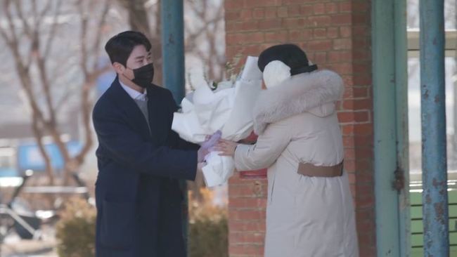 Young Tak, a groom class, will make a surprise meeting with Fang Hyun Sook and go on an extreme Zhang Mo experience.In the 8th episode of Channel A Mens Life - grooms class these days (hereinafter referred to as Grender Class), which airs at 9:20 pm on March 23, Young Tak, who became the number one entertainer who wants to be a son-in-law, meets Fang Hyun-sook and shows him doing Virtual Jiang Shu Date.Young Tak, who met with Fang Hyun-sook with a bouquet of flowers made by himself on the day, challenges all of the first to third place in a survey on What is difficult to be alone with Zhang Mo, and goes on to Break the Dojo.In particular, Pang Hyun-sook shows off his affinity as soon as he sees Young Tak, saying, Tak Seo-bang ~. So, the students of the groom class including MC Kim Won-hee X Hong Hyon-hee are saying, Do you have a daughter of Pang Hyun-sook...?However, Young Tak, who has no license, leaves the steering wheel to Fang Hyun Sook and sits in the passenger seat, sighing What is my arm?After a while, the two people experience a dynamic dating course on Nami Island and eat a meal at a restaurant.Here, Fang Hyun-sook pours out over-indulgence questions and presses Young Tak, saying, Have you designed the table, old age? And How many beef can you make a week?There is a growing interest in whether Young Tak can give an answer to satisfy Fang Hyun Sook.The production team said, Young Tak not only reveals his unique sense of sense in his meeting with Pang Hyun Sook, but also prepares a surprise event to impress Pang Hyun Sook.You can expect a scene of Jiang Shu dating by two people like a movie, said Pang Hyun-sook, who was impressed by the fact that he had never been able to date his husband.(Photo Provision = Channel A