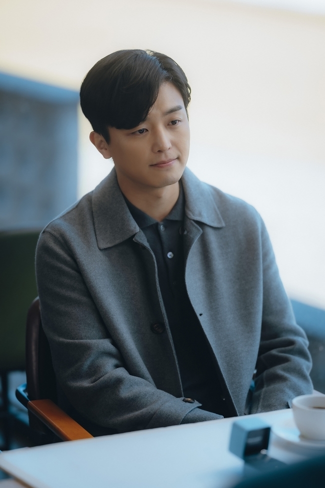 Pictured romantic scenes of Son Ye-jin and Yeon Woo-jin have been captured.In the 9th JTBC drama Thirty, Nine (playplayplay by Yoo Young-ah/director Kim Sang-ho/produced JTBC Studios and Lotte Culture Works), which will be broadcast on March 23, winter sea dates of Cha Mi-jo and Sun-woo Kim (Yeon Woo-jin) will be held.In the last eight episodes, Sun-woo Kim had extreme conflict with his father as he learned the truth hidden in the breakup of his brother Kim So-won (An So-hee).I asked my father for an apology, but I felt a deep disappointment as a child when I saw my father who did not break his stubbornness.Sun-woo Kim, who became clear about what he should do for his brother and how to live in the future, declared his isolation from his father.And he conveyed his willingness to adopt a future, and he hinted at his intention to marriage with Chamijo for this.Chamijo expressed an absurd expression to the proposal that came in without blinking, but the love of the two became deeper and harder.In this situation, Chamijo and Sun-woo Kim, who are enjoying a happy time in front of the winter sea, were revealed.A scene full of happy laughter in front of a sparkling and breaking wave gives a picturesque landscape, making viewers smile.Then, as he moves to the cafe, a strange expectation rises from Chamijos actions, which are reaching for Sun-woo Kim, as if a pink mood reminiscent of a proposal is detected.The eyes that look at each other contain more affection than ever, causing a lot of excitement.Sun-woo Kim, who first met Cha Mi-jo at Onnuri Nursery School, showed a gentle love for Cha Mi-jo, who has always been anxious.Especially, it existed like a friend in the arcade that sometimes forgets the sadness like a diary that opens the voice of the heart by the side of Chamijo who is saddened by the friend who became the deadline.