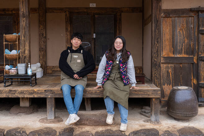 허진희(오른쪽), 허진수 남매가 영양에 연 한옥카페 연당림에 앉아 있다.