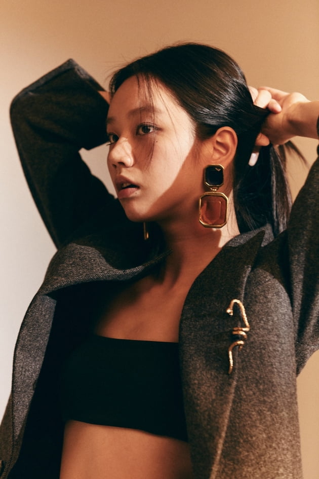 Actress Hyeris pictorial B cut was released.On the 24th, the creative group IEG released a picture B cut with Hyeri magazine Marie Claire. Hyeri showed off her chic yet lovely charm through the picture.In the open photo, Hyeri showed off feminine styling using shirts and jackets.In addition, he showed a picture craftsmanship by digesting a colorful dress and a lovely fashion using hair accessories.In this picture, Hyeri has emitted a dreamy atmosphere under the cold tone of lighting.Especially, it is the back door that attracted the hot reaction of the staff by leading the shooting scene with etiquette which perfectly expresses the concept of the picture.Meanwhile, Hyeri appeared in the KBS2 drama Thinking of the Moon when Flowering Flowers which ended in February.