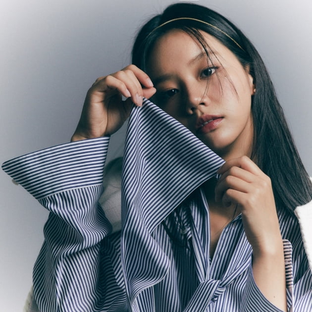 Actress Hyeris pictorial B cut was released.On the 24th, the creative group IEG released a picture B cut with Hyeri magazine Marie Claire. Hyeri showed off her chic yet lovely charm through the picture.In the open photo, Hyeri showed off feminine styling using shirts and jackets.In addition, he showed a picture craftsmanship by digesting a colorful dress and a lovely fashion using hair accessories.In this picture, Hyeri has emitted a dreamy atmosphere under the cold tone of lighting.Especially, it is the back door that attracted the hot reaction of the staff by leading the shooting scene with etiquette which perfectly expresses the concept of the picture.Meanwhile, Hyeri appeared in the KBS2 drama Thinking of the Moon when Flowering Flowers which ended in February.
