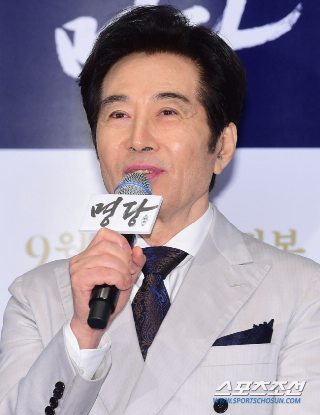 Actor Yun-shik Baeks 30-year-old lover K Disclosured the story of Yun-shik Baek and his relationship from the reason he published Essay.In the meantime, K said in an interview with the media, The reason I published Essay is that it will be a healthy last time to finish.I had marriage three years ago, but the time of separation was long until I returned to my normal life.  There is a criticism that I even made a book to make money, but if I know that I am marriage, such accusation will disappear.The accusation that a young woman is dating a mans money was the most insulting: even in the process of breaking up, it was seen as if I had asked for money.As far as I know, he (Yun-shik Baek) doesnt have money; even on dates I often paid for it; I have a family and money.My husband is a person who supports me entirely no matter what I do or how I do. I respect my life. In addition, Mr. K said, (about Yun-shik Baek) did not give a real name and the picture was blurred; as you can see from reading, there are many good things (about him).First night wrote that he was happy, but it is not a medal for a man, he refuted Yun-shik Baeks position against Essay publication.Mr. K said, I needed a great deal of courage to write that part, as well as Yun-shik Baek and First Night, as well as the part about the privacy of the in vitro procedure.My husband also thought of Boltente, marriage, as a man who builds a family with a man, but eventually I thought that the book would not be read without concreteness and candidity. There was also no missing talk of the last meeting with Yun-shik Baek.K, who was admitted to the intensive care unit with extreme Choices just before the breakup with Yun-shik Baek, said, It was the last time I came to the hospital at dawn and said, Lets marriage when we get out and Everything will be resolved.Ive never met or contacted him since. Can a person who has made up his mind to marriage with him and has undergone spinal surgery give up everything in just a few days?It is also strange, he said. I was crazy love and he was greed and Blow-Up. I want to be crazy, but at the same time, I still think that What is wrong with a 30-year-old love? There were a lot of people around me who were tearing and drying, but I went straight, and I would go straight again and I would Choices.