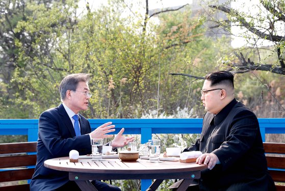 2018년 4월 판문점 도보다리에서 만나 대화를 나누는 문재인 대통령과 김정은 북한 국무위원장. [연합뉴스]