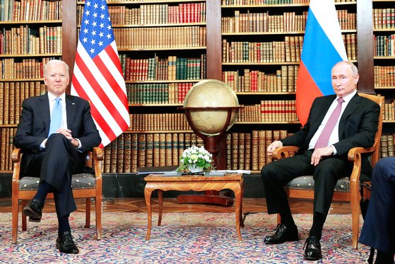조 바이든(왼쪽) 미국 대통령은 러시아의 우크라이나 침공 사태로 블라디미르 푸틴 러시아 대통령과 극한 대립을 이어가고 있다. 이같은 상황에서 북한의 ICBM 발사로 바이든 행정부는 넓어진 전선에 동시다발적으로 대응해야 하는 외교적 시험대에 올랐다. [AFP=연합뉴스]