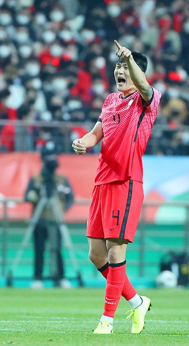 한국 김민재가 미드필더 라인을 향해 소리치고 있다. 연합뉴스