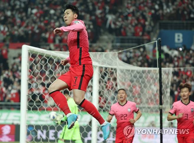 날아오른 손흥민 (서울=연합뉴스) 신준희 기자 = 24일 서울 마포구 서울월드컵경기장에서 열린 국제축구연맹(FIFA) 2022 카타르 월드컵 아시아 지역 최종예선 A조 9차전 대한민국과 이란의 경기.
한국 손흥민이 선취골을 터트린 뒤 환호하고 있다. 2022.3.24 hama@yna.co.kr