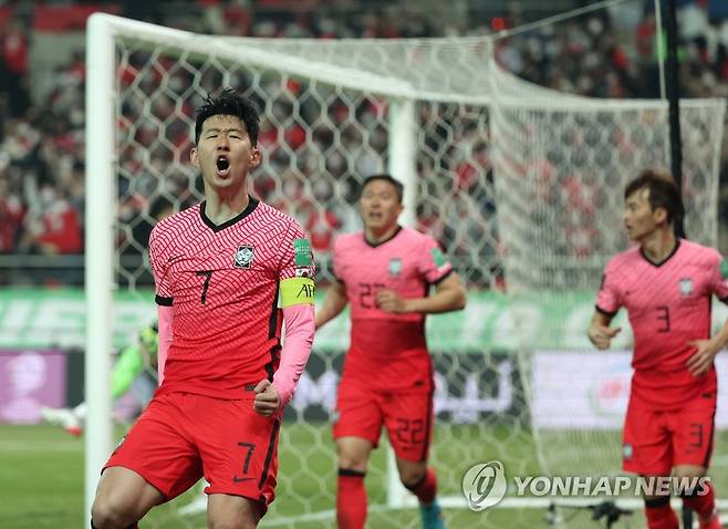 날아오른 손흥민 (서울=연합뉴스) 신준희 기자 = 24일 서울 마포구 서울월드컵경기장에서 열린 국제축구연맹(FIFA) 2022 카타르 월드컵 아시아 지역 최종예선 A조 9차전 대한민국과 이란의 경기.
한국 손흥민이 선취골을 터트린 뒤 환호하고 있다. 2022.3.24 hama@yna.co.kr