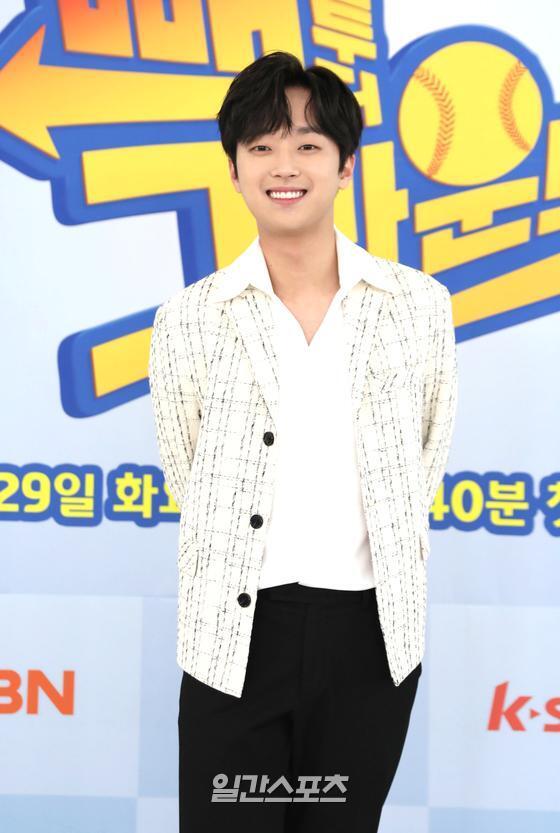 Singer Lee Chan-won attended the MBN back to the ground production presentation, which was broadcast live on the afternoon of the 25th.back to the ground (directed by Yoo Il-yong) is a retirement reversal variety that truly captures the spectacular return of Legend stars who have made a breakthrough in the history of Baseball in one era. Kim In-sik, director Song Jin-woo, Yang Jun-hyuk, In, Kim Tae-kyun, Lee Dae-hyung, The Putney School, and Yoon Seok-min.