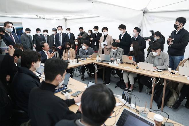 ▲3월24일 인수위 앞 프레스다방을 찾은 윤석열 대통령 당선자. ⓒ인수위