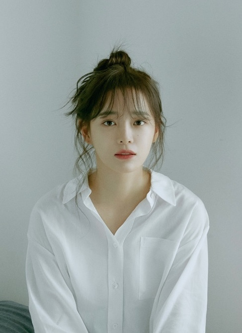 Kim Se-jeong confirmed her appearance as the main character of SBSs new drama Todays Webtoon (playplayplayed by Jo Ye-rang, Lee Jae-eun/directed assistant, Kim Young-hwan/planning studio S/production Binjiworks, studio N) which will be broadcast in the second half of this year.Especially, lets take a heavy hit of the original work which got a lot of popularity!Is a remake of the work, and it is a work that has attracted attention from the production stage, and it is raising the expectation with the casting news of Kim Se-jeong.Today\s Webtoon is a drama about a story about a struggle to grow into a true Web toon editor after giving up the exercise that the whole heart of a judo player has been injured and getting a job in Web toon editor.Kim Se-jeongs heroine in Today\s Webtoon is Super Rookie who has worked in Web toon editorial department through high competition rate, and is a character that shows the figure of a worker who lives as a positive icon over many adversities.Kim Se-jeong will show realistic struggle to start his first social life with Super Rookie through the whole heart.Especially, Kim Se-jeong has obtained modifiers such as human vitamins with a bright and healthy image after his debut, so it is expected that he will be able to buy sympathy from viewers by showing 100% synchro rate perfect acting in Today\s Webtoon.Kim Se-jeong is currently playing the role of Shin Hari, a confrontational woman who has deceived her identity in SBS In-house, which is currently in the top spot in the monthly drama TV viewer ratings.Kim Se-jeong has confirmed his appearance to Today\s Webtoon following In-house Match, and his attention is focused on his activities as a busy queen and his activities as a busy queen this year.