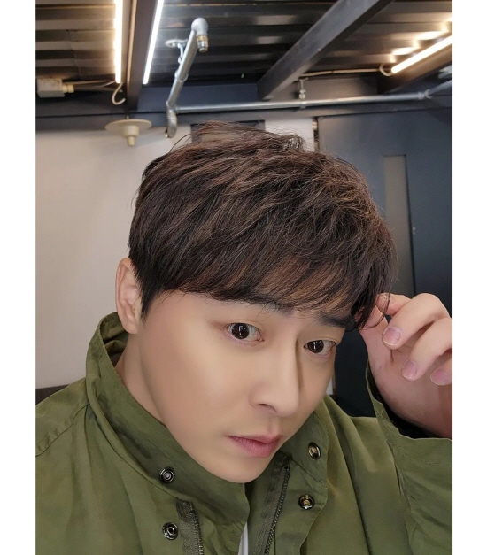 Actor Jo Jung-suk flaunted his warm visualsOn the 25th, Jam Entertainment Instagram posted a picture with the article Low time, self-portrait to raise tension, heart pounding in the cover stone.Jo Jung-suk in the photo is taking a selfie with his head down, touching his bangs and radiating a natural charm.Jo Jung-suk married singer Spider and had a daughter; she is active in various fields including drama, film and musical.Photo: Jamenter Instagram