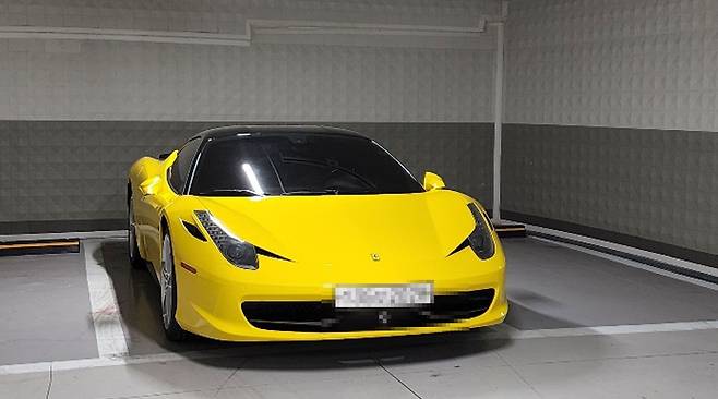 24일 서울 구로구의 한 국민임대 아파트 단지 주차장에 있는 외제차 모습. /송주상 기자