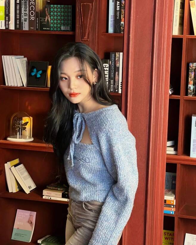 Group ViviZ member Umji showed off her refreshing charmOn the 25th, Umji posted several photos with the article Butterfly-filled bookcase through his personal instagram.In the open photo, Umji took pictures with various poses, especially his distinctive features and freshness, which attracted the viewers admiration.The netizens who saw this had various reactions such as Pretty and Love is full.iMBC  Photo Source Umji Instagram