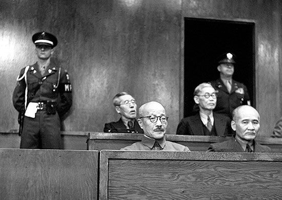 극동군사재판소 피고석의 전범들. 앞줄 왼쪽 안경쓴 이가 도조 히데키 (Class A). 1946년 1월1일. 소련 국방부 사진자료 (wikipedia.org)