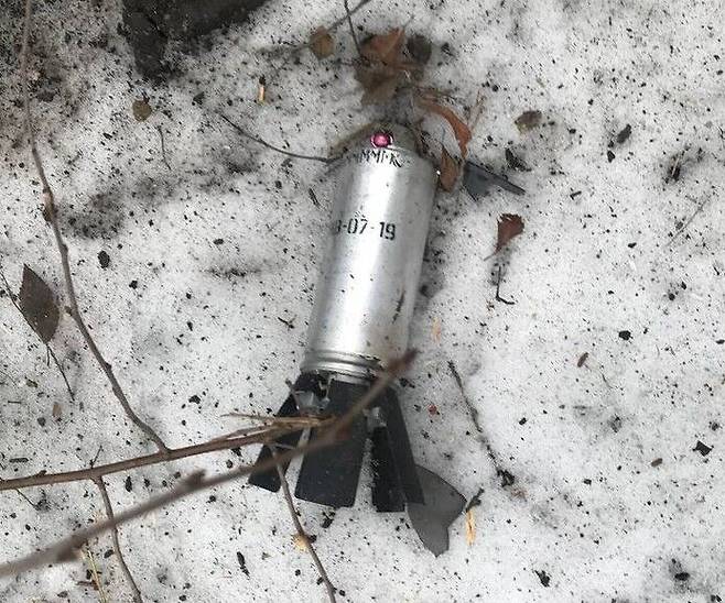 국제적 금지무기인 집속탄의 자탄이 우크라이나 각지에서 발견돼 소셜미디어에 올라오고 있다. 3월1일 카르키프 (트위터 @DoctorOfRadost)