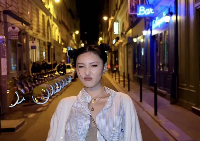 Seoul) = MAMAMOO Hwasa has released a recent scene in the movie.On Wednesday, Hwasa released several photos of her on her social networking service, taken in Paris.Inside the photos were a picture of Hwasa, who is showing off his various charms with Paris beautiful background behind him.Especially, I enjoyed the relaxation in an exotic background and gave a scene-like atmosphere in the movie, and I focused my attention more.Meanwhile, Hwasa released her single Guilty Pleasure last year and acted as the title song Amma Light (Im a Light), which she wrote herself.