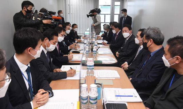 윤석열 대통령 당선인이 25일 오후 서울 종로구 통의동 회의실에서 열린 경제2분과 국토교통부 업무보고에 방문해 관계자들을 격려하고 있다. 뉴시스