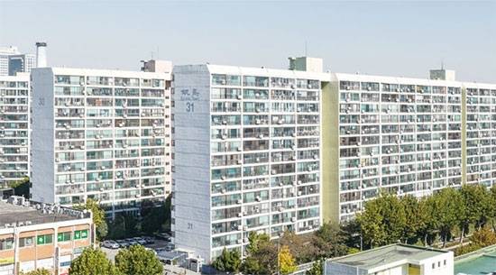 중소형 건설주: 민간 주도 주택공급 공약 덕분에 중소형 건설주 주가가 초강세다. 사진은 다시 고층으로 재건축을 추진 중인 대치동 은마아파트.(매경DB)