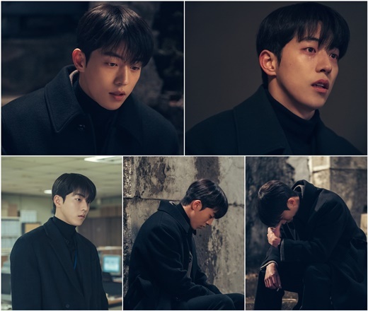 In Twenty Five Twenty One, Nam Joo-hyuk is put in the extreme The Dilemma between reality and cause; a moment of his degenerate agony was captured, where he was pouring tears.The cable channel tvN Saturday Drama Twenty Five Twinty One (playplayed by Kwon Do-eun/directed by Jung Ji-hyun) is a drama depicting the wandering and growth of youths who were deprived of their dreams in the 1998 era.Lee Jin wraps his head around his head and reveals his painful heart, and finally tears hot tears.After a long and long time pushing out, I wonder what kind of choice the back Jin will make after reaching Na Hee-dos heart, and why the back Jin is facing the anguish.Nam Joo-hyuk, in the lead-up to the critical emotional performance that requires the conflict and conflict of complex emotions, tried to immerse himself in the back character, minimizing conversation and movement throughout the preparation of the shoot.Nam Joo-hyuk quickly fell into the situation and feelings of the Dilemma in Lee Jin, and expressed the pain and anguish mixed with helplessness and self-defeating with eyes, facial expressions and tears.The scene was full of static, as the eyes of the staff who watched while breathing in the smoke of Nam Joo-hyuk, who had a strong emotional performance, were reddened. Nam Joo-hyuk has made the effort and enthusiasm that he has poured into becoming the back of Lee Jin itself more authentically. Please check the heart of each other and watch the 14th broadcast about what changes and crises will be like for Lee Jin and Na Hee Do.The 14th episode of Twenty Five Twinty One airs at 9:10 p.m. today (27th).