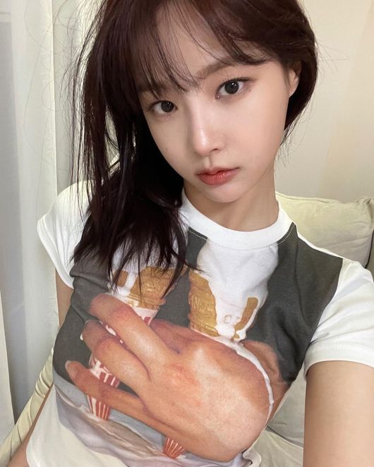 Actress Yeon Woo, a former girl group Momo, surprised everyone with an optical illusion-making shirt.Yeon Woo posted a picture on his 27th day of his instagram saying its been a long time.The photo shows Yeon Woo taking a selfie, which has been a long time since the last four days since Yeon Woo posted a photo on SNS.Yeon Woo looked like she was losing weight; in close-up photos that showed tear spots under her eyes, Yeon Woo looked extraordinary in an optical illusion-making costume.Meanwhile, Yeon Woo made his debut as a girl group Momo and turned to an actor.