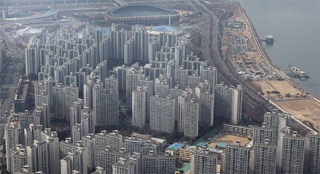 3월 10일 서울 송파구 롯데월드타워 전망대 ‘서울스카이’에서 바라본 서울시내 아파트.사진 연합뉴스