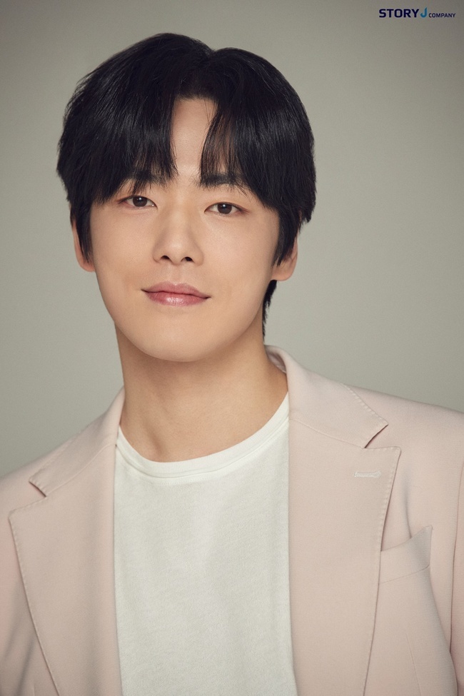 Actor Kim Jung-hyun reveals new profileOn March 28, the company Kahaani Jay Ford Motor Company released several new profiles of Kim Jung-hyuns various charms.Kim Jung-hyun in the public photo shows softness and chic at the same time and shows off the charm of the drama and the drama.He has a clear eye and a soft smile that gives a calm but falling mood.In the ensuing photo, Kim Jung-hyun is staring at the camera with his dark eyes, wearing a white tee and a white tee.In addition, the natural yet chic expression and delicate gestures of the viewers focused their attention at once, revealing the irreplaceable presence.Kim Jung-hyun has accumulated solid filmography through various works.He led the narrative of the entire drama on KBS 2TV School 2017 and shot the eyes of viewers properly in the face of a new actor.Since then, he has performed in JTBCs Uracha Waikiki, tvN Survival of Love, and tvN Queen Cheorin.In particular, Kim Jung-hyun suffered from a Contract dispute with his former agency last year and a personal life controversy with his former lover Actor Seo Ye-ji.Kim Jung-hyun then announced the resumption of activities by signing a contract with the Kahaani Jay Ford Motor Company.