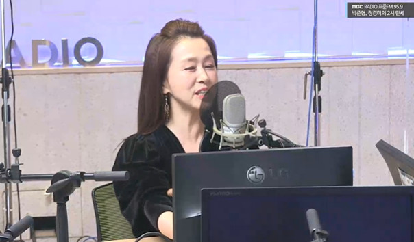 Dooshi Manse Moon Hee Kyung said he was called three queens of old age with announcer Lee Geum-hee and show host Yu nan-hee.MBC standard FM Joon Park, Jung Kyung Mis 2 oclock long life broadcast on March 28 featured special DJ butterfly, guest actor Moon Hee Kyung, and singer Han Hye Jin.Joon Park said, Moon Hee Kyung is called the three queens of Sookmyung Womens University along with Lee Geum-hee and Yu nan-hee.Who was popular among the three? Moon Hee Kyung laughed at the confidence that he was Of course I am. Soon Moon Hee Kyung said, We were ashamed that people talked about it rather than Queen Karagi. At that time, there was only a way to go from Jeju Island to Seoul to study hard.It is Moon Hee Kyung, who looks elegant on the outside, but has a lot of hidden talents. Moon Hee Kyung said, I also went to the Gogo Inflight Internet chapter a lot.I came to Seoul and I was trapped. I went to Gogo Inflight Internet every night. 