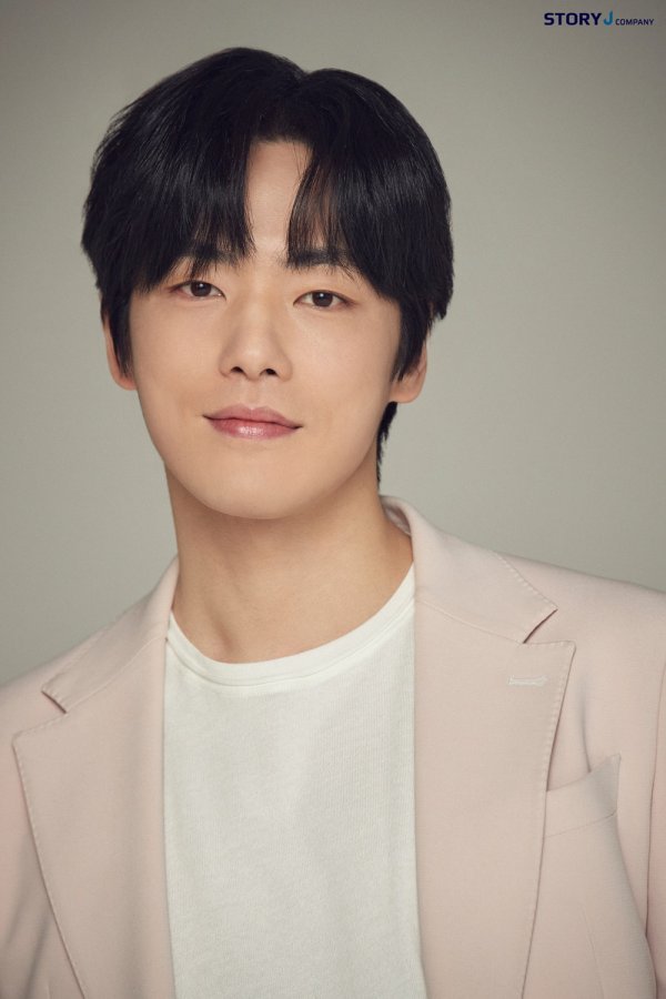 On the 28th, the agency Story Jay Company released several new profiles of Kim Jung-hyuns various charms.Kim Jung-hyun in the public photo shows softness and chic at the same time and shows off the charm of the drama and the drama.He has a clear eye and a soft smile that gives a calm but falling mood.In the following photo, Kim Jung-hyun is staring at the camera with his dark eyes, wearing a white tee and a white tee.In addition, the natural yet chic expression and delicate gestures of the viewers focused their attention at once, revealing the irreplaceable presence.Meanwhile, Kim Jung-hyun recently finished filming the movie Secret 2 Mill.