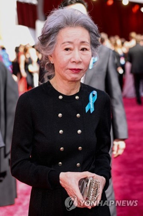 Youn Yuh-jung appeared on the 28th (Korea time) at the 94th Academy Awards Red Carpet in Hollywood, Los Angeles, California, with the attention of reporters.Youn Yuh-jung, who carried a clutch in a simple yet sophisticated black dress, wore a ribbon to her chest, #WithRefugees (with refugees), a campaign that unfolded at the UNHCR.As it was the second attendance after last year, I completed a unique alluring and sophisticated fashion with a more relaxed appearance.Youn Yuh-jung, who won the Best Supporting Actress Award for the first time in Korea Actor last year as a film Minari directed by Jung I-sak, will be on the Academy stage for the second consecutive year as a prize winner this year.As he has fascinated the world with his frank and witty award testimony, expectations are gathering on what kind of comments will shine the awards on this stage.Unfortunately, this year, Korean films did not get nominated, but you can meet with Youn Yuh-jung, who was invited as a prize winner, and Korean actor Park Yoo-rim, Jin Dae-yeon, and Ahn Hye-tae, who appeared in Drive My Car directed by Japanese master Ryusuke Hamaguchi.The Academy Award is also known as the Oscar Award and is the United States of Americas largest film award awarded by the United States of America Filmmers and the Academy of Motion Picture Arts & Sciences.This year, Netflixs Power City of London Dog, which has won the Golden Globe and the British Academy Awards, is expected to be nominated for 12 awards, with prominent works such as Power City of London Dog, Coda, Money Look Up and Drive My Car competing.The awards will be broadcast live on TV Chosun, and the progress will be performed by popular film critic Lee Dong-jin and star interpreter Ahn Hyun-mo.