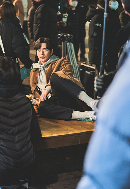 Park Hae-jin, Kim Hie-jae, who is famous for the entertainment industry, boasts a breathtaking breath in Showtime from now on!On the 29th MBC Saturday drama Showtime from now on! (played by Ha Yoon-a/director Lee Hyung-min and Jung Sang-hee) revealed a B-cut with Park Hae-jin and Kim Hie-jaes brotherhood.The B cut, which was released, showed Park Hae-jin lying comfortably on his legs with a hot pack at the drama scene.Park Hae-jin smiles at the staff and approaches friendly, while Kim Hie-jae smiles in a Cop suit and shows the youngest atmosphere of the scene with his unique affinity.They make the scene into a laughing sea with ad-librets shining on the scene.The production team said, Park Hae-jin, Kim Hie-jae, when you meet, you show an unimaginable ad-lib.Especially, Park Hae-jin, who has a heavy presence, shows honey Kemi in front of Kim Hie-jae, and when the two actors come out, the field staff are taking pictures of their lips to endure laughter. Showtime from now on! is a ghost Confidential Assignment comic investigative drama by Charisma The Magician Cha Cha Cha-woong and the hot-blooded Cop Goslehae with a new power.Park Hae-jin is a Magician Cha Cha Cha-woong who combines coolness and skill in the play. He will help the Cop Gosle Sea to investigate the ghost Confidential Assignment and ring viewers with love.Kim Hie-jae works at a police box with Gosle Sea and solves the case as a patrol partner, showing the pure love of the second couple of the drama, Lee Yong-ryul, Yeji.It will be broadcast on April 23rd.