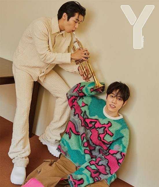 The band CNBLUEs Kang Min-hyuk, Lee Jung-Shin, N.Flying Lee Seung-hyeop and Cha Hoon boasted a chemistry like a brother.CNBLUEs Kang Min-hyuk Lee Jung-Shin and N.Flyings Lee Seung-hyeop Cha Hoon, who are seniors and juniors of FNC Entertainment, have brought a warm atmosphere of spring with fresh atmosphere and bright energy in Y magazine 05s picture Again, Spring released on the 29th.In the unit picture, she showed a friendly yet settai with superior physical.Kang Min-hyuk and Lee Jung-Shin showed dandy charm in a modern atmosphere, and Lee Seung-hyeop and Cha-hoon showed a mood full of Settai while comfortable with casual costumes in colorful patterns.In the entertainment-type video interview Bingo Interview with the pictorial, they share a side with CNBLUE vs. N.Flying, performing bingo games and various missions, giving a pleasant smile in intense competition.CNBLUEs Lee Jung-Shin and N.Flyings Lee Seung-hyeop are expected to be cast together in TVNs new gilt drama Starfall.CNBLUE Kang Min-hyuk is expanding its activities by publishing its first single-edition book, Not All That, which contains its own true story on the 25th.In addition, N.Flying Cha Hoon successfully completed his first starring debut as an actor through the recent web drama Kaming Signal Dungee.Photo: Magazine Y