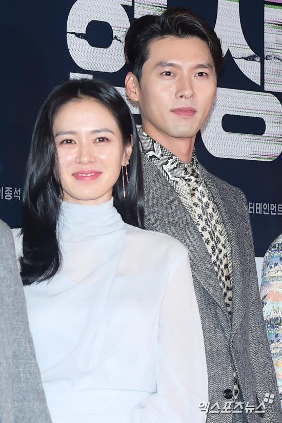 Radio show Park Myeong-su and Kim Tae-jin celebrated the marriage of actor Son Ye-jin and Hyun Bin.Park Myeong-su and Kim Tae-jin conducted a Horse Hair Quiz Show at KBS Cool FM Radio show of Park Myeong-su (hereinafter referred to as Radio show) broadcast on the 29th.On the day, Kim Tae-jin said, The marriage ceremony of the century couple actors Son Ye-jin and Hyun Bin is two days away.I hope I can see you someday in Radio show, he said, and quizzed about the TVN drama The Incident of Love, which featured the two people.Park Myeong-su wondered to Kim Tae-jin, Have you ever seen Hyun Bin? So Kim Tae-jin said, I saw a lot. Its so handsome. Paul Manafort is so good.In fact, it is Paul Manafort from head to toe, especially the chin line can be used to paper. Park Myeong-su joked, Did not you end up and pop the trash can? Kim Tae-jin said, There is no such thing at all.Ive talked to Son Ye-jin a lot, and its really hairy, I think you two met very well, Park Myeong-su said.Park Myeong-su, however, quipped, I wont do it without a wedding invitation, I hope youll see.Park Myeong-su, who selected The Man by Hyun Bin, said, Now I come and see it, I think its a song for Mr. Son Ye-jin.I am good at singing and acting well, he said. There will be a disadvantage, but there is no perfect person. Meanwhile, Hyun Bin and Son Ye-jin announced marriage directly through SNS last month.The two men have been breathing in the TVN drama Loves Unstoppable following the movie Negotiations.The marriage ceremony will be held at the Aston House in Walkerhill Hotel in Gwangjang-dong, Gwangjin-gu, Seoul, at 11 am on March 31.Photo = DB