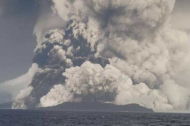 남태평양 통가의 홍가통가훙가하파이 화산에서 지난 1월 15일 대규모 화산 폭발이 발생했다. 이번 폭발의 규모가 커진 건 전날 발생한 폭발로 인해 화산 분출구가 해수면 밑으로 가라앉으며 폭발 당시 분화된 용암이 바닷물을 기화시켰기 때문으로 분석됐다. 통가지질서비스 제공