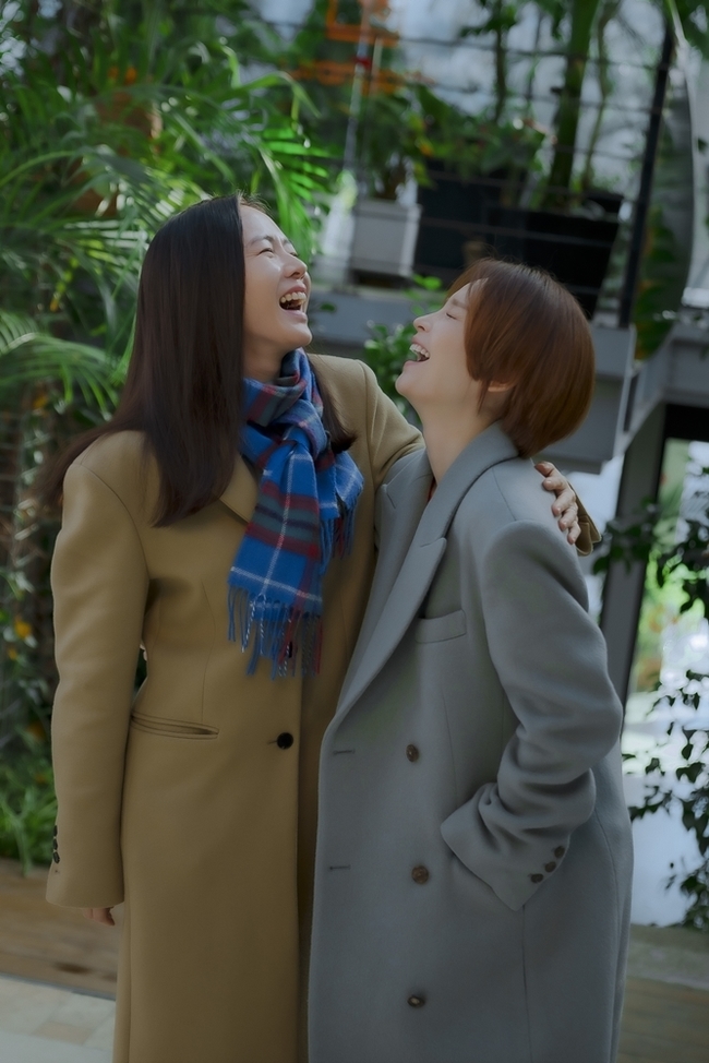 Jeun Mi-dos sad but laughing photo shoot scene was released.In the 11th episode of JTBCs Drama Thirty, Nine (playplayplay by Yoo Young-ah/director Kim Sang-ho/produced by JTBC Studios, Lotte Culture Works), which will be broadcast at 10:30 p.m. on March 30, Cha Mi-jo (played by Son Ye-jin), Jeong Chan-young (played by Jeun Mi-do), and Jang Jang A special outing by Joo-hee (played by Kim Ji-hyun) takes place.In the last 10 episodes, Chung Chan-young was blinded by the way he was organizing the rest of his life.The pain and the pain that became more frequent over time made her heart ache as if it were telling her that she had not had much time left.Before leaving, Chung Chan-young started to do his own things, and first visited the memorial service.She was the only child, and she did not want her parents to book her childs crypt. Kim Jin-suk (This is life) took such a heavy step.In the meantime, Chung Chan-young, who is having a good time taking pictures with Chamijo and Jang Joo-hee, was caught.In the face of three friends who leave precious memories as usual, there is no sadness of those who are about to parting.Especially, Cha Mi-jo, who builds a paan-daeso so that his mouth can be seen, and Jang Joo-hees gesture, which burns passion for shooting, make people smile even if they look pleasant.Above all, the fact that the atmosphere of the photo shoot, which is likely to be heavy, is so full of laughter, soaks my heart once again.