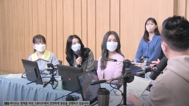 OH MY GIRL Yubin gave reasons for changing the name of the activity.SBS Power FM Dooshi Escape TV Cultwo Show (hereinafter referred to as TV Cultwo Show) aired on March 30 featured Seung-hee, Yubin, Mimi, JiHo and Hyo-jung of Group OH MY GIRL, who made a comeback with their regular 2nd album Real Love (Real Love).On this day, Yubin introduced himself as Yubin and said he changed his name. Yubin has been working as Binnie until his previous activities.Yubin explained the reason for changing the name of the activity, I decided to act as a real name from Binnie to Yubin starting from this activity, but in fact, the biggest reason is that I like to be called my real name.Kim Tae-gyun asked, Why didnt you do it before? Isnt Binnie of Yubin, too? Yubin said, But under the company guidelines, you should live with Binnie.I talked to the company for a few years. After a hard time, I talked about it for about three years. He said, I feel like I am getting strength when I am called by this name. 