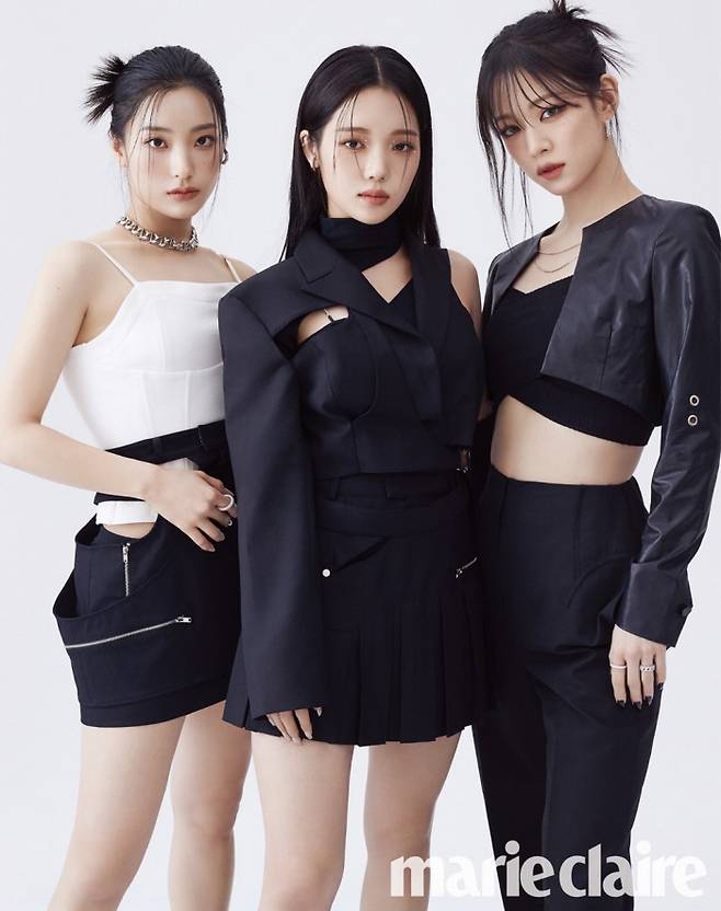 Group Fromis 9 has graced the fashion pictorial.Fromis 9 released some of the April issues photo cuts with fashion magazine Marie Claire today (30th).Fromis 9 made a different atmosphere from the usual picture in the picture cut released on the day.The members showed off their beautiful and beautiful appearance with various makeups on clear and clean skin without tea.Styling, which features the charm of reversal, doubled the charm of Fromis 9.Fromis 9 showed off its charm with blue and white colors, but it showed off its pure charm, while matching black and colorful accessories.More picture cuts and videos of Fromis 9, which completes the perfect picture with such a brilliant appearance, can be found in the April issue of Marie Claire and the Marie Claire website.On the other hand, Fromis 9 will hold 2022 fromis_9 1st fan meeting fromis day (Promise Day) at Blue Square Master Card Hall from April 22 to 24.