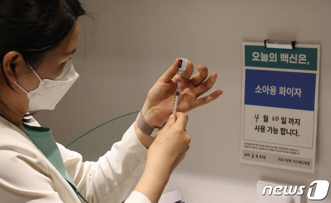 31일 강서구 미즈메디 병원 소아청소년과에서 의료진이 백신을 준비하고 있다. 2022.3.31/뉴스1 © News1 사진공동취재단