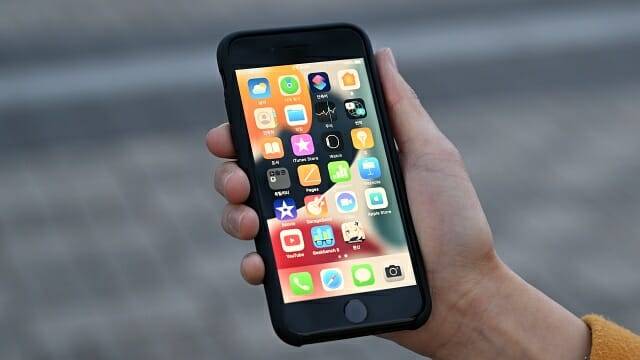 아이폰SE 3세대의 외형은 2020년 출시된 아이폰SE 2세대와 동일하다. 4.7인치 LCD 디스플레이가 적용됐다.(사진=지디넷코리아)