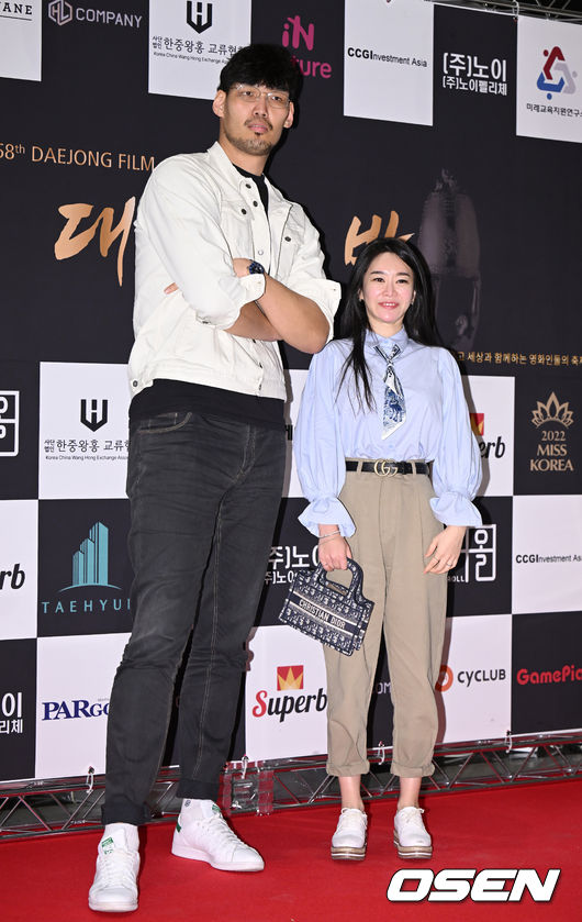 On the afternoon of the 31st, a Daejong Night event was held at the Grand Hyatt Hotel Seoul in Yongsan-gu.Ha Seung-jin, Hwa-yeong Kim and his wife pose; 2022.03.31
