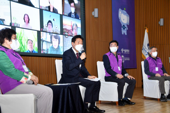 오세훈(왼쪽 두 번째) 서울시장이 31일 열린 ‘어디서나지원단’ 킥오프데이에 참석해 어르신 강사들과 이야기를 나누고 있다.연합뉴스