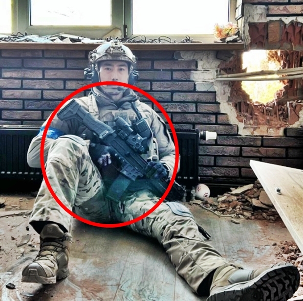 해군특수전전단(UDT/SEAL) 대위 출신 이근씨가 우크라이나에서의 근황을 공개한 가운데, 인터넷에서 그가 든 총기를 둘러싼 논란이 번졌다. 특히 한 유튜브 채널 방송 후 사진 속 총기와 이근 체류지에 관한 의혹이 확산했다.