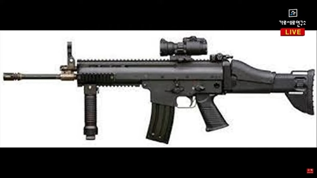 30일 유튜브채널 ‘가로세로연구소’(가세연)는 사진 속 이씨가 드는 총이 벨기에제 자동소총 FN-스카(SCAR)라고 주장했다./가세연 캡쳐