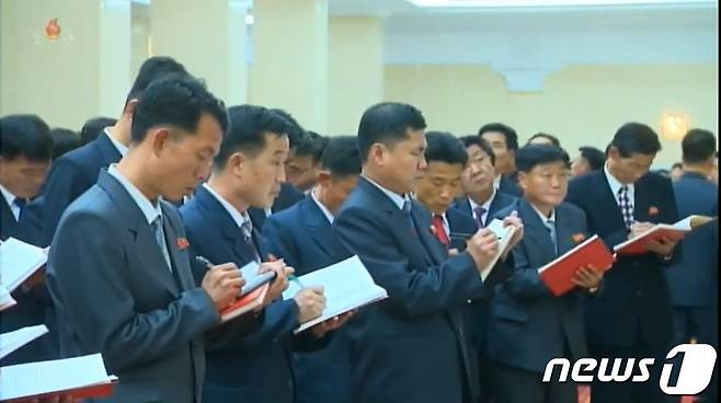 지난달 28일부터 사흘간 열린 제1차 북한 조선노동당 선전부문일꾼 강습회 참가자들이 마스크를 착용하지 않은 채 메모하고 있다.(조선중앙TV 갈무리)© 뉴스1
