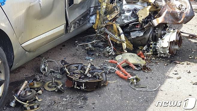 사천에서 추락한 훈련기 파편이 인근 마을에 주차된 승용차를 덮쳤다. 2022.4.1 © 뉴스1 한송학기자