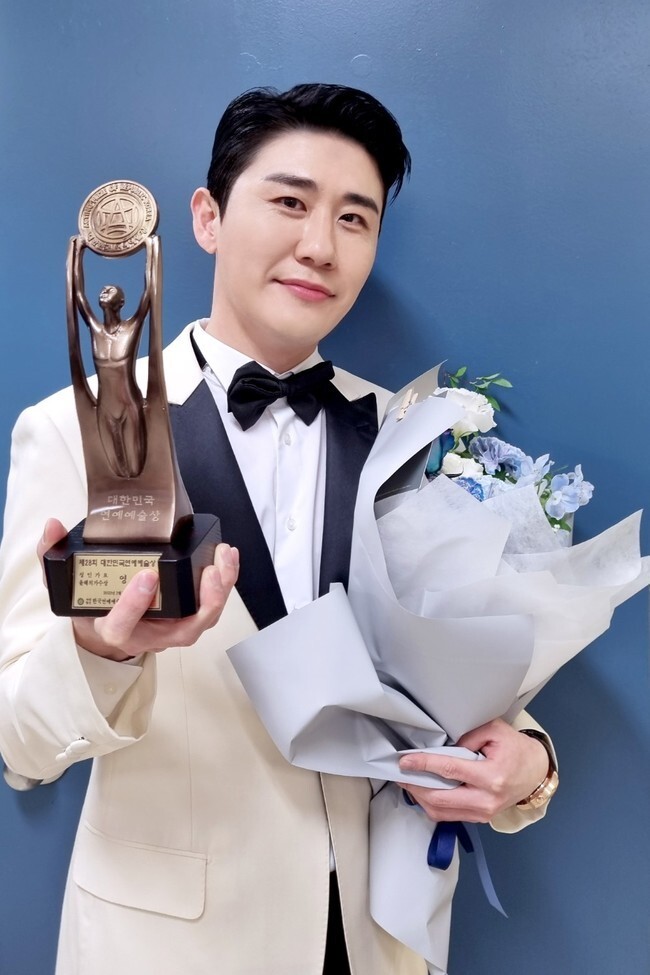 Young Tak won the South Korea Entertainment Arts Award for Singer.Singer Young Tak won the Singer of the Year Award at the 28th South Korea Entertainment Arts Awards ceremony held at the Goyang Oullim Nuri Oullim Theater on March 31st.Young Tak took to the stage with Geum Jan-di as the star of this years singer. Young Tak said, Thanks to my respectful seniors and fellow singers, I think I can win a good prize.In addition, we are so grateful that Young Tak is the perfect, and we will walk well to become a singer who can continue to deliver good energy. The South Korea Entertainment Arts Awards ceremony is hosted by the Korean Artists Welfare Foundation Association (Chairman Seokhyun) and hosted by Goyang and Goyang Entertainment Korea Artists Welfare Foundation and is the largest festival in the entertainment arts industry with people and emotions.Since 1994, it has been held every year to encourage the Korean Artists Welfare Foundation, which has raised the social status of culture and arts such as popular culture, entertainment, and arts and contributed to the development and development of culture and arts.Young Tak, who released Abalone Eating in February, has been actively engaged in activities for local residents and fishermen by being selected as a public relations ambassador for Wando overthrow thanks to the hot popularity of the song.This song is a pop trot genre with impressive lyrics as interesting as a unique title, and Young Tak and Ji Kwang Min composers have worked together.