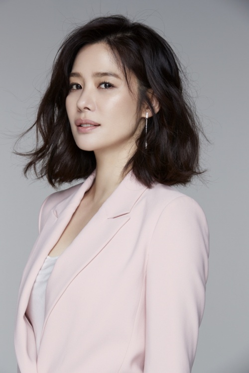 Actor Kim Hyun-joo will return to the home theater with the title role of SBS new drama Trolly.Kim Hyun-joo will confirm the appearance of SBSs new drama Trolley (director Kim Moon-kyo, playwright Ryu Bo-ri), which aims to air in the second half of this year, and start filming in earnest.Trolley is a wife of a member of parliament who lived quietly while hiding the past.It is a mystery The Dilemma melodrama depicting the story of The Dilemma and choice that her secret is revealed to the world and the couple face.Kim Hyun-joo is a book repairer who runs a book repair room in Trolly and is divided into Kim Hyun-joo, the hidden wife of a member of parliament.Although he married his husband, who was a dream politician in the future, Hye-ju, who wanted a quiet and ordinary life, has never been publicly exposed to the media as a wife of a re-elected lawmaker.However, as the secrets that the two couples buried on the surface of the water come to the surface with a series of events, Hyeju is in conflict and shock.Director Kim Moon-kyo, who directed Hongcheongi, which had been featured in fantasy romance historical dramas after supporting roles such as SBSs Stobrig and Sasas Praise, and Ryu Bo-ri, who was recognized for his ability to suck with Brahms, are drawing attention from the production stage.Kim Hyun-joo, who built a global awareness last year with JTBC Undercover and Netflix original series Hell, is also highly interested.iokay company